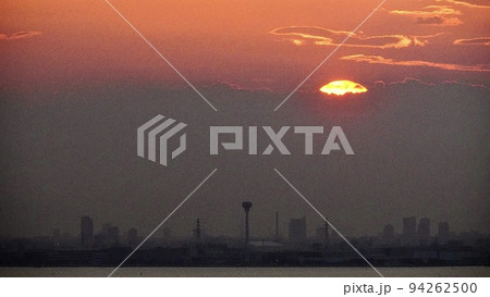 千葉ポートタワーから見える夕日 千葉ポートタワーから見える夕日 94262500
