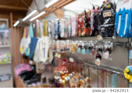 観光客が買い物をする日本のお土産屋の風景 94262915