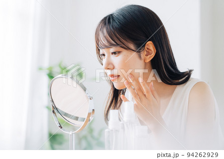 お肌のチェックをする女性 お肌のチェックをする女性 94262929