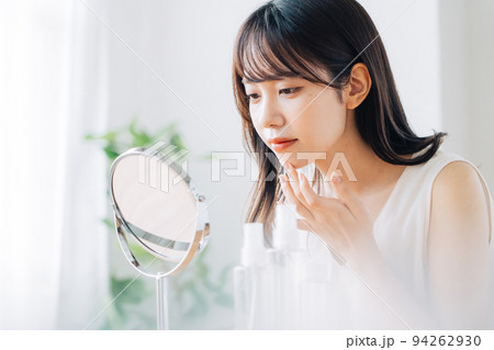 お肌のチェックをする女性 94262930