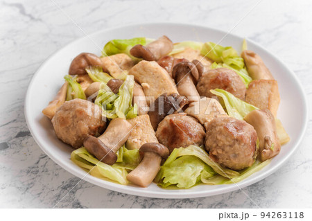肉団子とキャベツのオイスター炒め 肉団子とキャベツのオイスター炒め 94263118