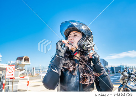大型クルーザーバイクで横浜ツーリングをする女性ライダー インカムで会話 大型クルーザーバイクで横浜ツーリングをする女性ライダー インカムで会話 94263759