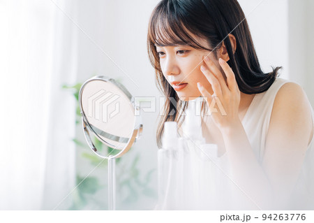お肌のチェックをする女性 お肌のチェックをする女性 94263776