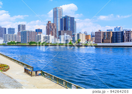 【東京の都市風景】勝鬨橋からの都市眺望 94264203