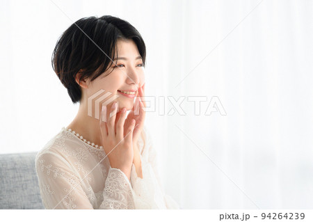 お肌を気にする女性 お肌を気にする女性 94264239
