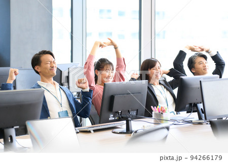 仕事をやり切って笑顔を見せるビジネスパーソン 94266179