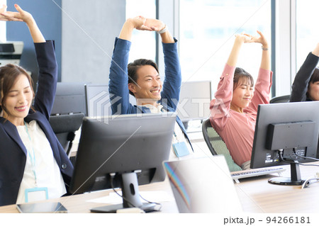 デスクで伸びをするビジネスパーソン デスクで伸びをするビジネスパーソン 94266181