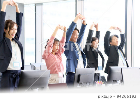 オフィスでストレッチをするビジネスパーソン 94266192