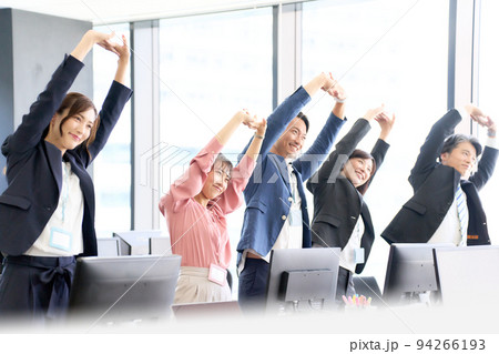 オフィスでストレッチをするビジネスパーソン 94266193