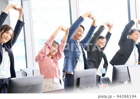 オフィスでストレッチをするビジネスパーソン オフィスでストレッチをするビジネスパーソン 94266194