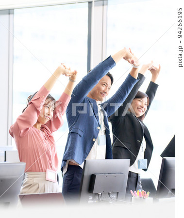 オフィスでストレッチをするビジネスパーソン オフィスでストレッチをするビジネスパーソン 94266195