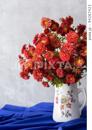 Chrysonhemum flowers in a vase on the table Chrysonhemum flowers in a vase on the table 94267423