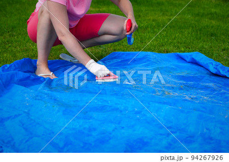 Cleaning pvc inflatable swimming pool, Cleaning the dirty empty pool of algae 94267926