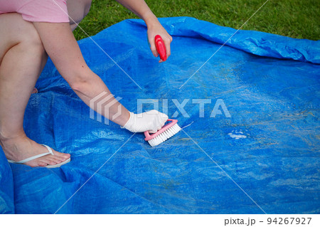 Cleaning pvc inflatable swimming pool, Cleaning the dirty empty pool of algae Cleaning pvc inflatable swimming pool, Cleaning the dirty empty pool of algae 94267927