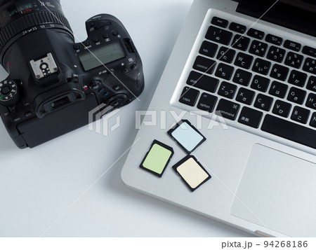 デジタルカメラとメモリーカード 94268186