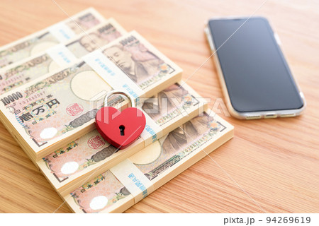 百万円の札束が6個とスマホとハート型の錠前 セキュリティ 六百万円 