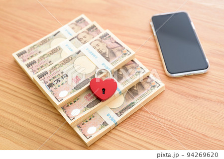 百万円の札束が6個とスマホとハート型の錠前 セキュリティ 六百万円 