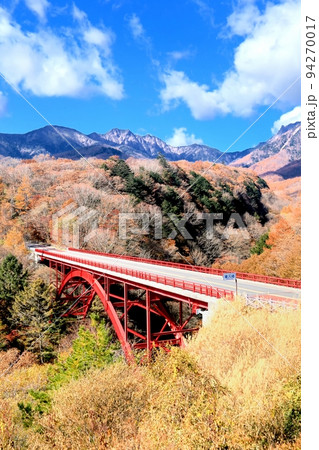 東沢渓谷の紅葉と八ヶ岳 94270017