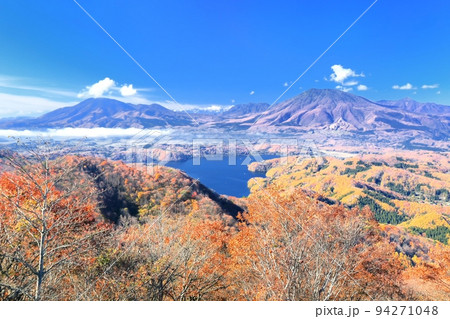 斑尾山より望む紅葉の野尻湖と北信五岳 94271048
