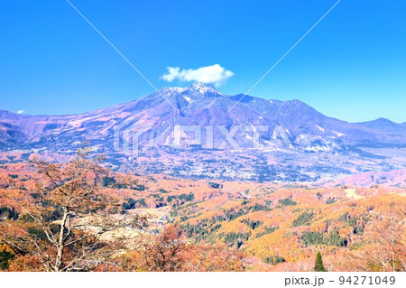 斑尾山より望む紅葉の野尻湖と北信五岳 94271049