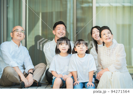 縁側でくつろぐ3世代ファミリー 94271564