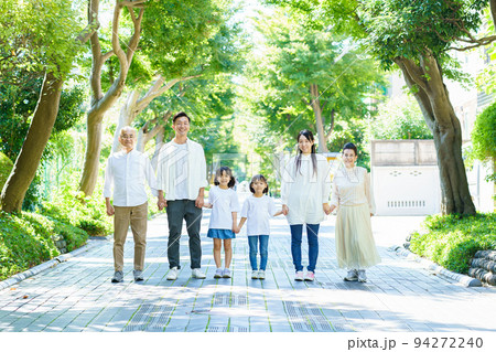 手を繋ぐ3世代家族 手を繋ぐ3世代家族 94272240