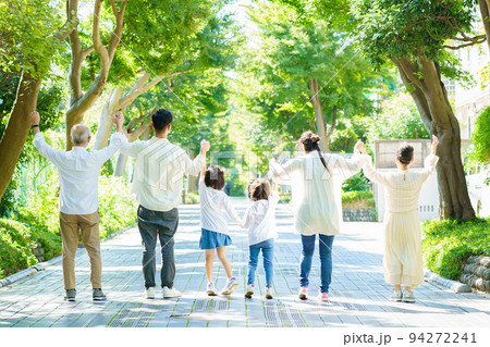 手を繋ぐ3世代家族 手を繋ぐ3世代家族 94272241