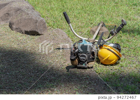エンジン式草刈機と作業ヘルメット 94272467