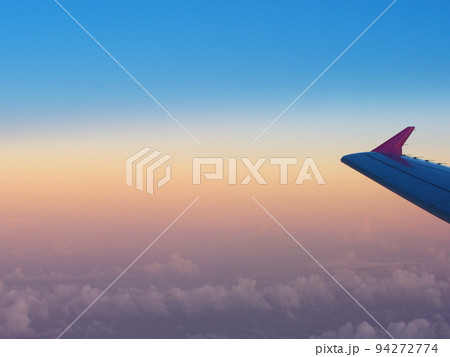 ジェット旅客機内からの景色　黄昏の翼 94272774