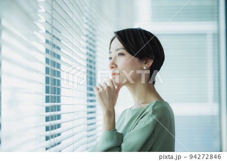 女性 悩む 頭痛 女性 悩む 頭痛 94272846