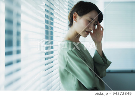 女性 悩む 頭痛 女性 悩む 頭痛 94272849