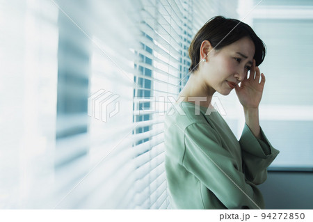 女性　悩む　頭痛 94272850