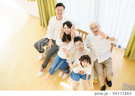 マイホームで楽しく過ごす3世代家族 マイホームで楽しく過ごす3世代家族 94272865