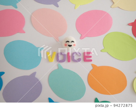 たくさんの吹き出しに囲まれた笑顔とvoiceヴォイスの単語、コメントのイメージ たくさんの吹き出しに囲まれた笑顔とvoiceヴォイスの単語、コメントのイメージ 94272875