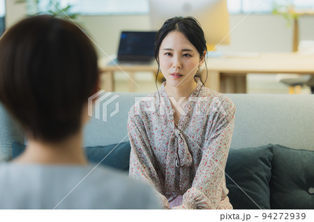 上司に悩みを相談し泣く女性 94272939