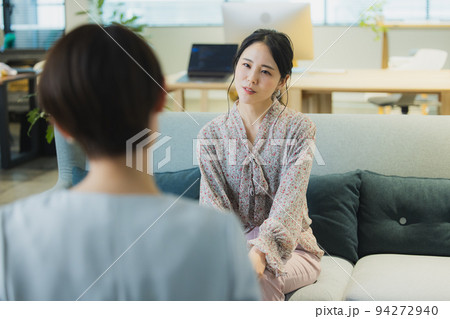 上司に悩みを相談し泣く女性 94272940