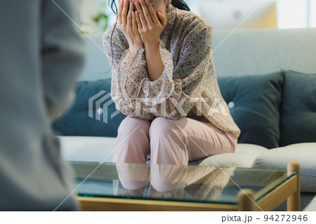 上司に悩みを相談し泣く女性 94272946