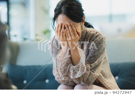 上司に悩みを相談し泣く女性 上司に悩みを相談し泣く女性 94272947
