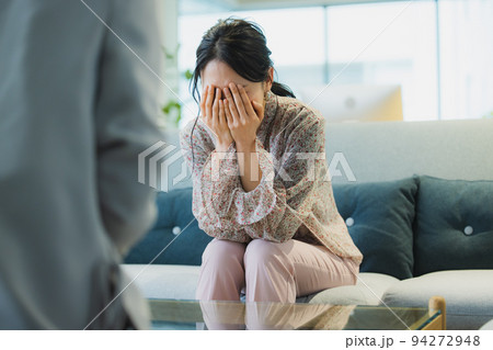 上司に悩みを相談し泣く女性 94272948