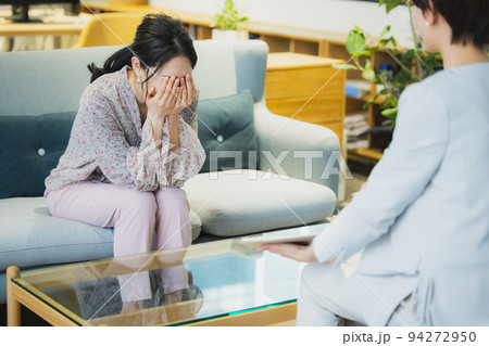上司に悩みを相談し泣く女性 94272950