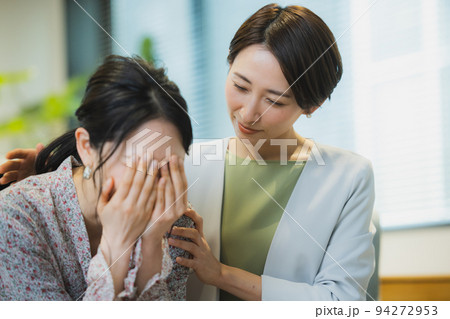 上司に悩みを相談し泣く女性 上司に悩みを相談し泣く女性 94272953