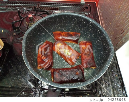 春巻きを揚げ焼きにしたら焦げた 94273048
