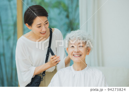 出張美容師イメージ　 94273824