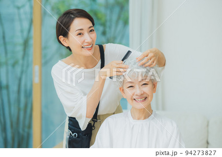 出張美容師イメージ　 94273827