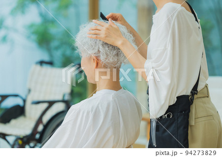 出張美容師イメージ　 94273829