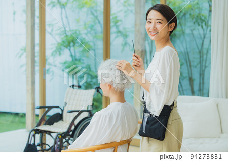 出張美容師イメージ　 94273831