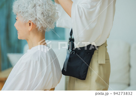 出張美容師イメージ　 94273832