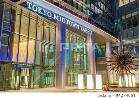 【東京の都市風景】夜の東京ミッドタウン八重洲 94274061
