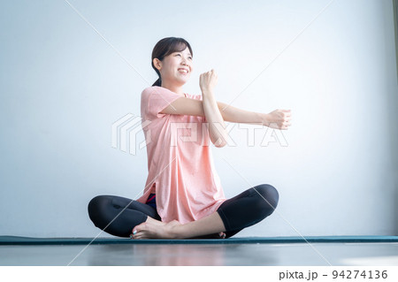 スポーツウェアを着た女性 94274136