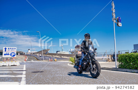クルーザーバイクで横浜ツーリングをする女性ライダー 94274582